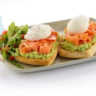 Avo smash & smoked salmon