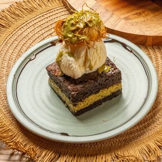 Pistachio kunafa brownie