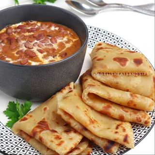 2 Chapatis with Coconut Beans