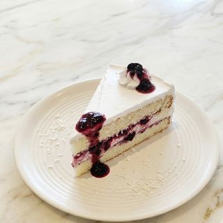 Berry Dream cake Slice