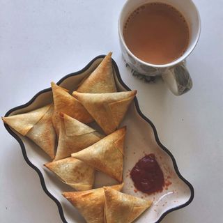 KENYAN TEA + 4 SAMOSAS