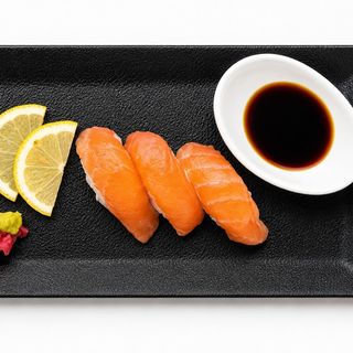 SALMON NIGIRI