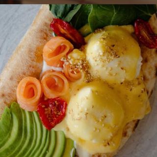 Яйцо бенедикт с семгой и авокадо