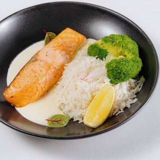 Семга с рисом в сливочним соусе