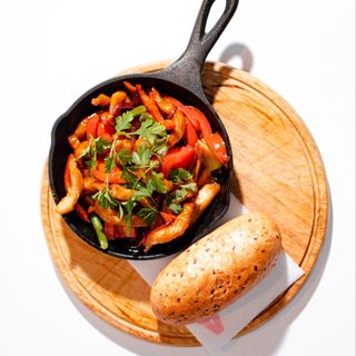 Курица  с овощами на сковороде (370г)