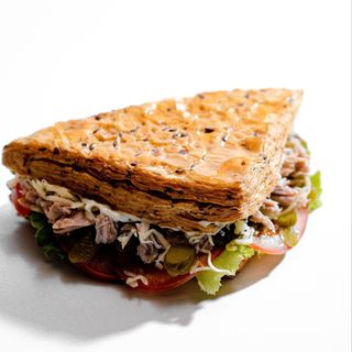 Сендвич с тунцом и картофелем фри (260 гр.)