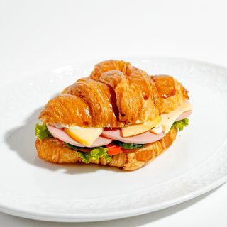 Круассан с ветчиной и сыром (170 гр.)