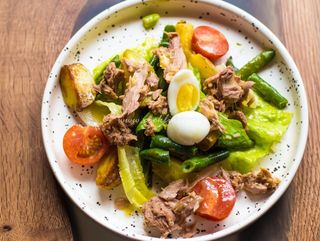 салат Нисуаз с тунцом