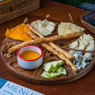 Сырная доска (330 гр.)