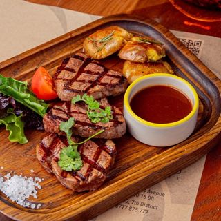 Филе миньон с печеным мини картофелем (340 гр.)