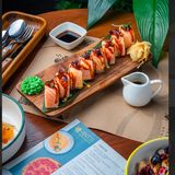 Опаленный ролл с лососем