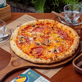 Пицца с индейкой и грибами на тонком тесте