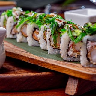 Ролл с креветками и чуккой