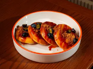 панкейки с соленой карамелью и голубикой (200 гр.)