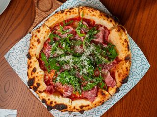 Пицца с копченной говядиной, рукколой и пармезаном