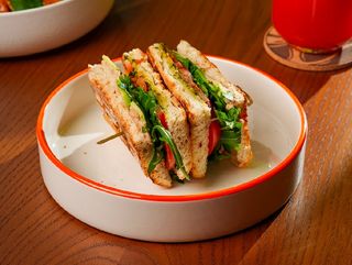 Сэндвич с тунцом и авокадо