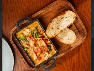 запеченные морепродукты в сливочно-пряном  соусе (340 гр.)