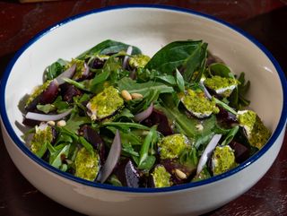 Свекольный салат с виноградом