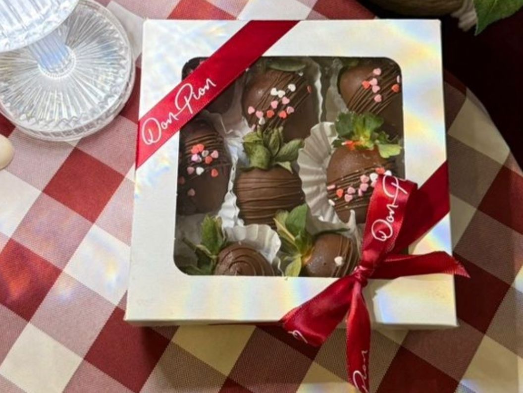 Сладости и клубника в шоколаде