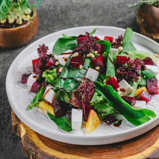 Салат с запеченной свеклой и Моцареллой