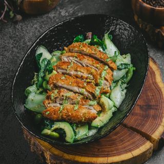 Зелёный салат с цыпленком