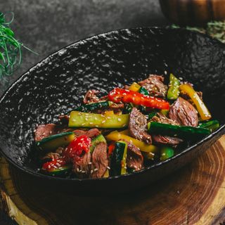 Азиатский салат с телятиной