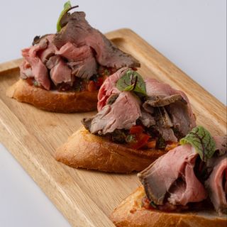 Брускетта с ростбифом (350 гр.)