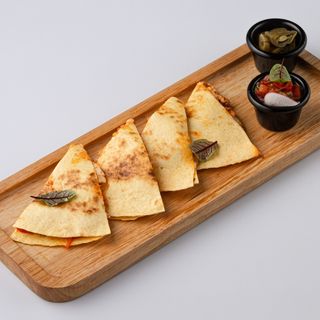 Кесадилья с курицей (350 гр.)