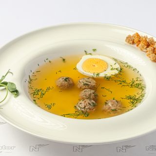 Бульон с фрикадельками, яйцом и сухариками (200 мл.)