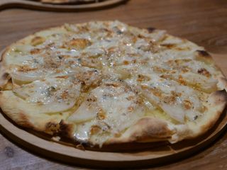 Пицца с грушей и сыром Дорблю