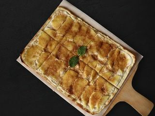 Трат фламбе с яблоками