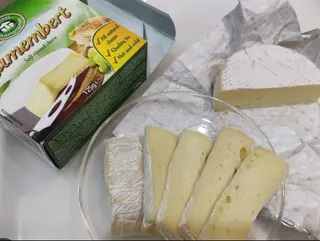 сыр Камембер 60гр (1/2 от круга)