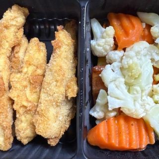 Куриные палочки в яичном кляре с овощами