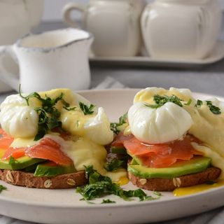 Бенедикт с лососем и авокадо