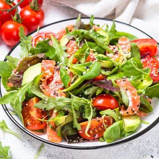 Салат с авокадо и лососем