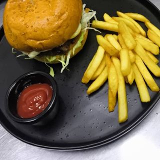 Чизбургер на гриле с картофелем фри 