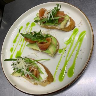 Брускетта с лососем 