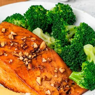 Лосось  с рисом , брокколи и икорным соусом 