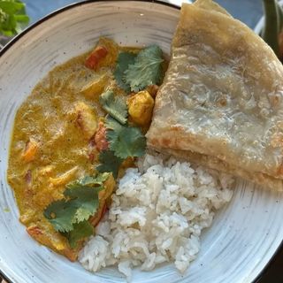 Курица карри с рисом и лепешкой