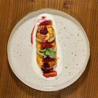 Сырники со сметаной и вареньем 