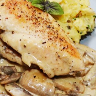 Куриная грудка с картофелем и грибным соусом 