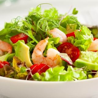 Салат с креветками и микс зелени