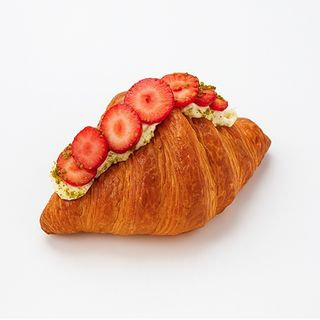 Круассан "Сливочная клубника" (0,165 кг.)