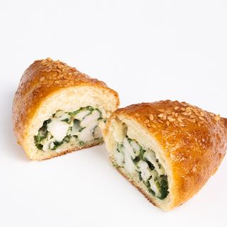 Пирожок с курицей и шпинатом