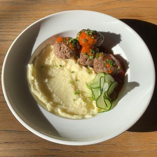 Тефтели с картофельным пюре