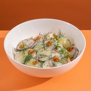 Салат с редисом и огурцом