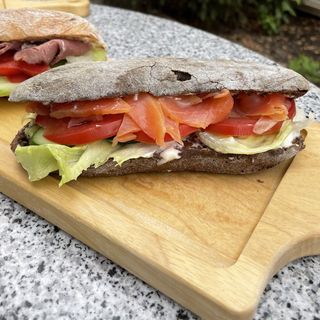 Луковый сендвич с красной рыбой