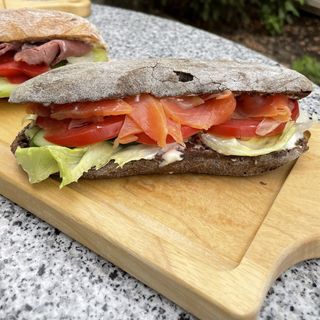 Свекольный сендвич с красной рыбой