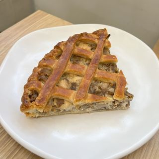 Пирог с курицей и грибами целый