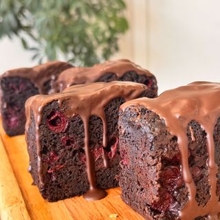 Шоколадный кекс с вишней